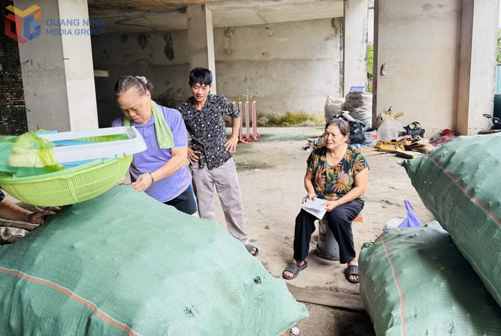 Bà Huệ (bên phải) cùng hội viên phân loại, tập kết phế liệu để bán gây quỹ.