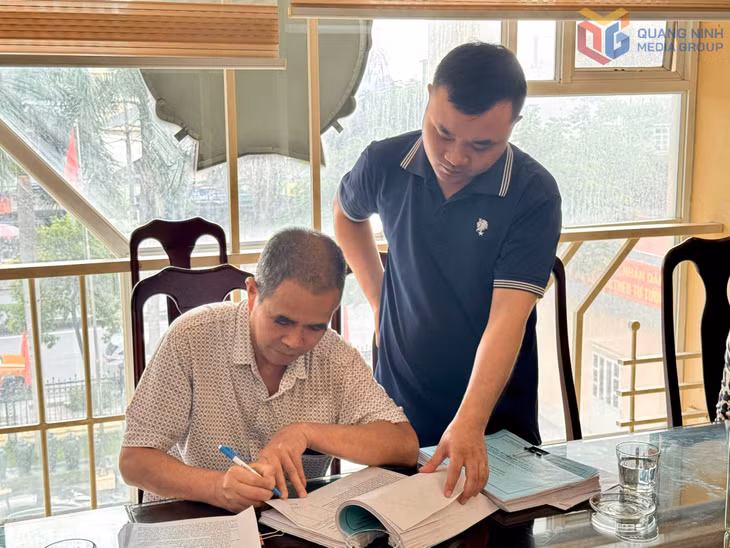 Đại diện hộ gia đình có diện tích đất ảnh hưởng bởi dự án ký bàn giao mặt bằng