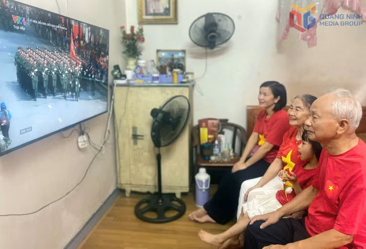 Gia đình ông Hồ Đức Dung, đảng viên 55 năm tuổi Đảng, phường Hạ Long quây quần, dõi theo từng bước chân nghiêm trang của các chiến sĩ trẻ trên Quảng trường Ba Đình lịch sử.