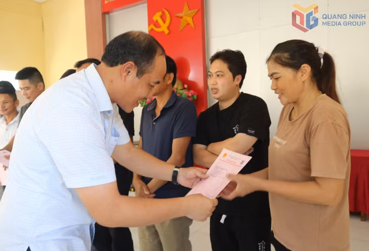 Lãnh đạo phường Móng Cái 1 trao giấy chứng nhận cho các hộ dân.