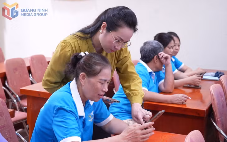 Cán bộ Hội Phụ nữ phường Bãi Cháy hướng dẫn ứng dụng chi tiêu cho hội viên.