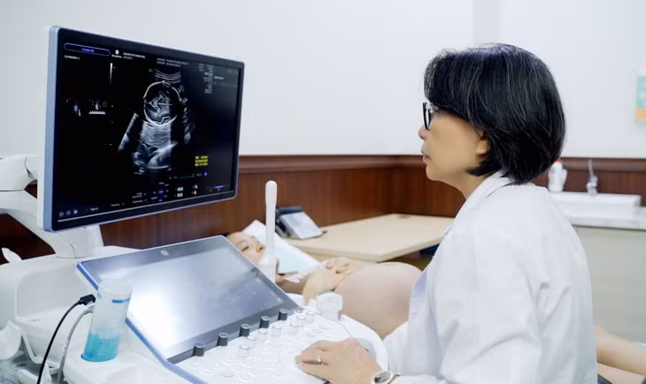 Bác sĩ Hiền Lê khuyến cáo, việc khám thai đúng lịch và siêu âm đầy đủ các mốc quan trọng có ý nghĩa quyết định trong việc phát hiện sớm bất thường, mở rộng cơ hội sống cho thai nhi.