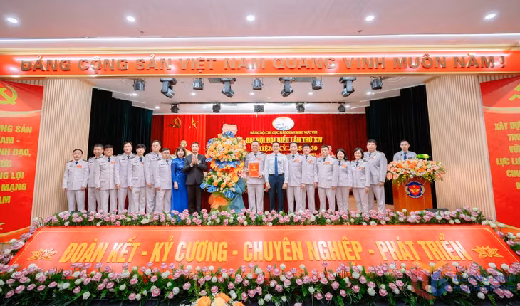 Thường trực Đảng ủy UBND tỉnh trao quyết định và tặng hoa chúc mừng Ban Chấp hành, Ban Thường vụ Đảng ủy Chi cục Hải quan Khu vực VIII nhiệm kỳ 2025-2030.