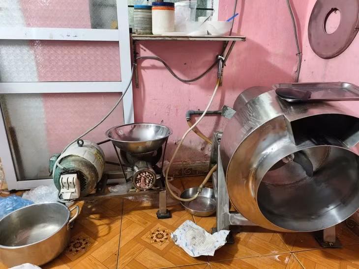 Khu vực sản xuất giò, chả, xúc xích, mọc viên của ông Hoàng Cao Khải - Ảnh: THANH TUẤN