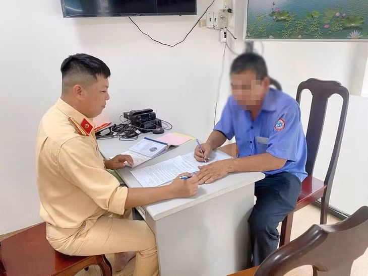 Đội CSGT đường bộ số 2 lập biên bản xử phạt đối với ông H. Ảnh: Công an tỉnh Đồng Nai
