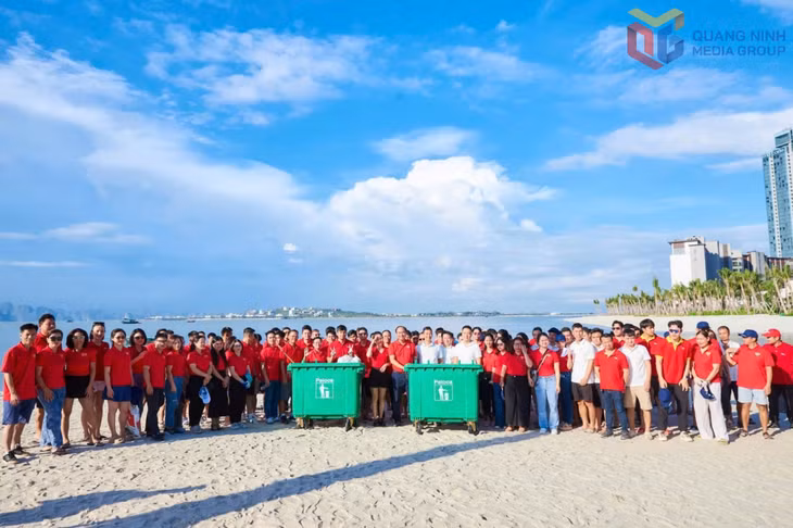 Ngày 14/9 vừa qua, gần 600 cán bộ, nhân viên Vietjet cùng nhau tham gia chiến dịch “Sải cánh xanh - Dọn sạch bãi biển”.