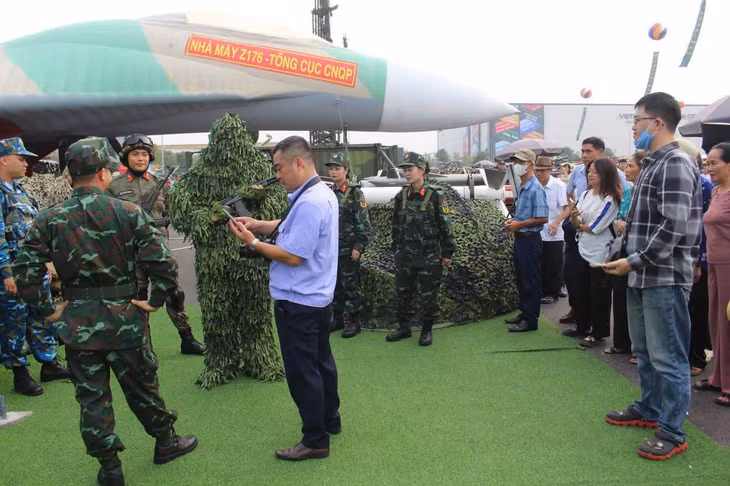 Bộ đội đặc công trình diễn trang phục ngụy trang. Ảnh: Lê Tuyến