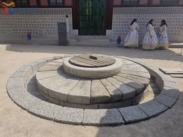 Giếng nước cạnh nhà bếp được phát hiện khi trùng tu cung điện năm 2015, được cho là đã phục vụ sinh hoạt của hoàng gia.