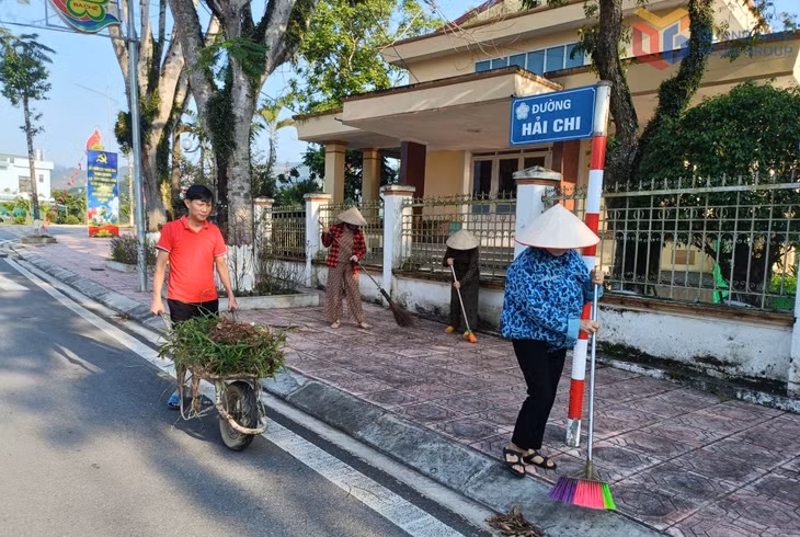 Nhân dân trên địa bàn các thôn xã Ba Chẽ tổ chức hoạt động tổng vệ sinh và trồng cây xanh tại các tuyến đường đô thị, xây dựng cảnh quan sáng - xanh- sạch- đẹp.