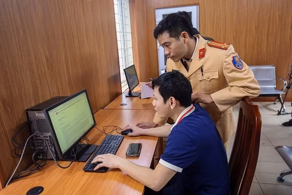 Giảm 30% phí, lệ phí đăng ký xe. Ảnh: Đức Anh