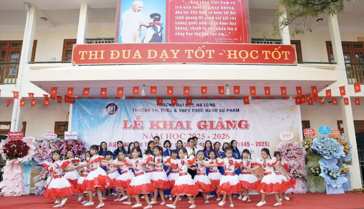 Khai giảng năm học mới tại Trường TH, THCS&amp;THPT Thực hành Sư phạm (trực thuộc Trường Đại học Hạ Long).