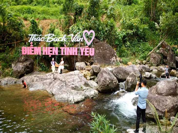 Xã Quảng Tân hiện đã đầu tư một số hạng mục như điểm dừng chân, các góc check-in tại Thác Bạch Vân để phục vụ du khách tham quan.