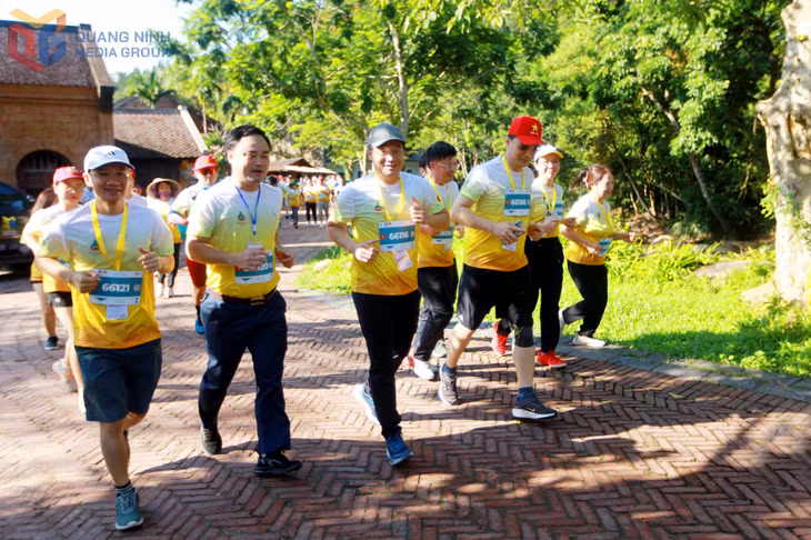 Ngay sau lễ khai mạc, các đại biểu và VĐV tham gia chinh phục cự ly 5km khám phá Di sản, danh thắng Yên Tử.