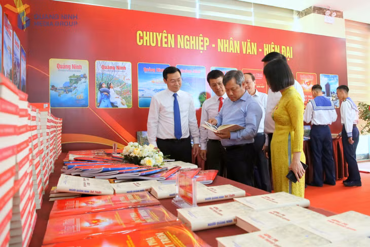 Đồng chí Vũ Đại Thắng, Ủy viên BCH Trung ương Đảng, Bí thư Tỉnh ủy, Trưởng Đoàn Đại biểu Quốc hội tỉnh cùng các đại biểu tham quan không gian trưng bày các ấn phẩm do Báo và Phát thanh, Truyền hình Quảng Ninh tổ chức sản xuất.