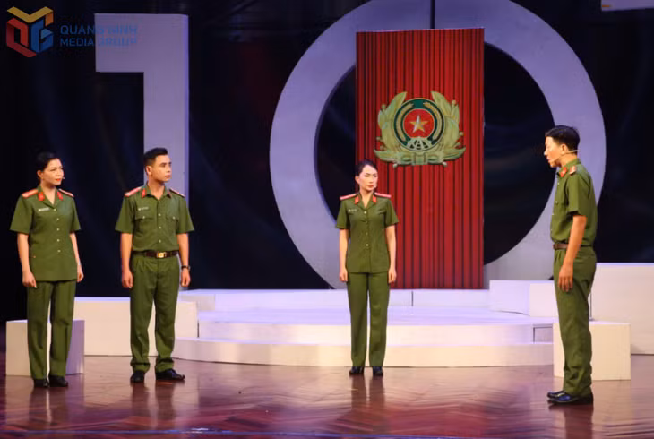 Thu Thủy trong vai diễn Thiếu úy Thu Thủy (vở kịch “Nắng trong mắt bão”) tại Liên hoan nghệ thuật sân khấu chuyên nghiệp toàn quốc về “Hình tượng người chiến sĩ Công an nhân dân” lần thứ V năm 2025.
