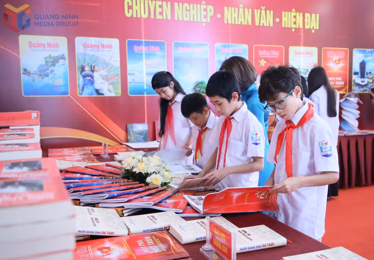 Các bạn học sinh tham quan, đọc các ấn phẩm báo chí đặc biệt của Báo và Phát thanh, Truyền hình Quảng Ninh.