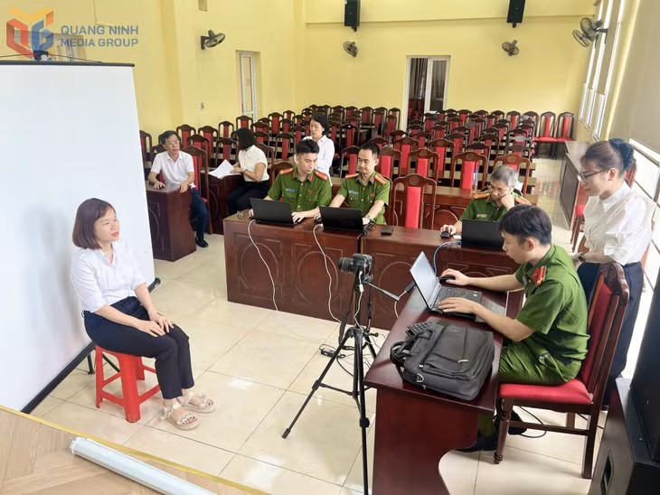 Phòng Cảnh sát QLHC về TTXH (Công an tỉnh) triển khai cấp đổi hồ sơ thẻ đảng viên tại Đảng bộ Thi hành án hình sự tỉnh.