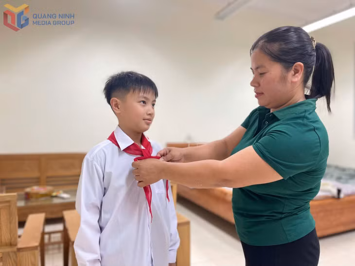 ô giáo Lê Thị Mai Linh chuẩn bị trang phục cho con trước lễ khai giảng, khoảnh khắc giản dị nhưng đầy ấm áp tình nơi đảo tiền tiêu.