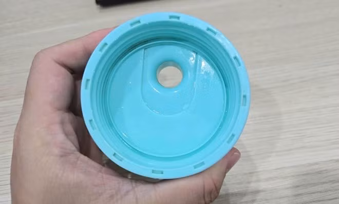 Mặt trong của nắp bình nước nên được vệ sinh kỹ, tránh mùi hôi và vi khuẩn sinh sôi. Ảnh: Tuấn Đạt