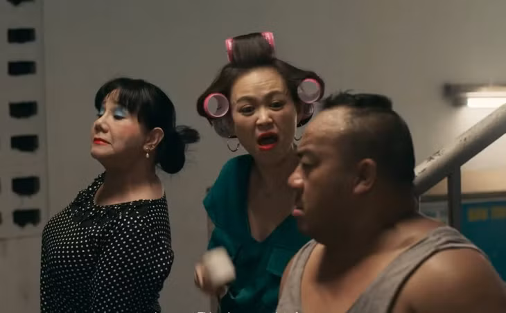 Dàn nhân vật phụ mờ nhạt, thừa thãi.