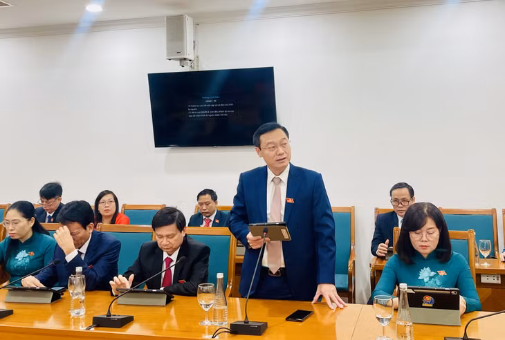 Đại biểu Nguyễn Thế Lãm, Bí thư Đảng uỷ, Giám đốc Báo và Phát thanh, Truyền hình tỉnh, tham gia ý kiến về các giải pháp cụ thể trong phát triển nguồn nhân lực chất lượng cao trong lĩnh vực công nghiệp chế biến chế tạo.