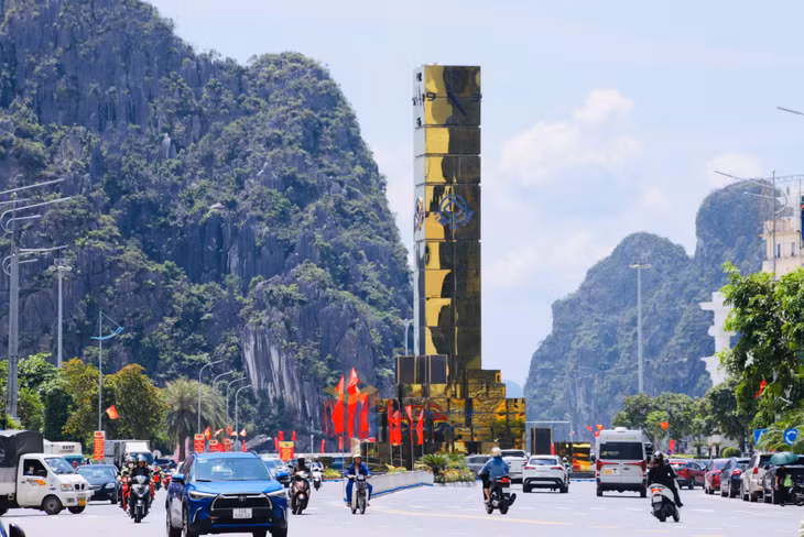 Cột đồng hồ khu vực phường Hồng Gai thêm nổi bật trong sắc đỏ cờ.