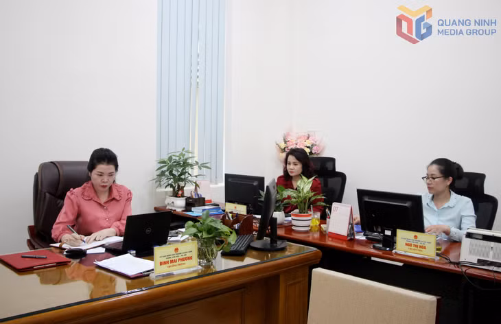 Cán bộ, công chức Phòng VH-XH phường Quang Hanh tập trung xử lý công việc. Ảnh: Mạnh Trường