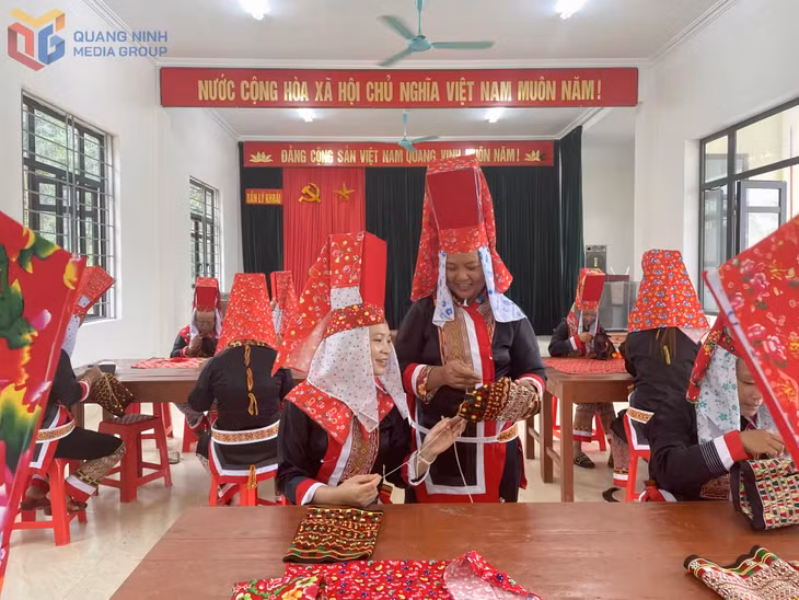 Bà con DTTS xã Quảng Tân thêu trang phục dân tộc.
