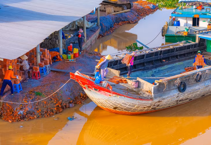 Mang Thít - Vĩnh Long là nơi vẫn còn lưu giữ nhiều mỏ sét nguyên sinh cổ xưa có giá trị. Tất cả các mỏ sét nguyên sinh đều nằm bên trong những ngôi làng làm nghề gạch gốm đỏ truyền thống dọc theo hai bên bờ. Đây là nguyên liệu quan trọng nhất để làm thành các sản phẩm trang trí, hoặc trong xây dựng như gạch đỏ, đồ gốm…
