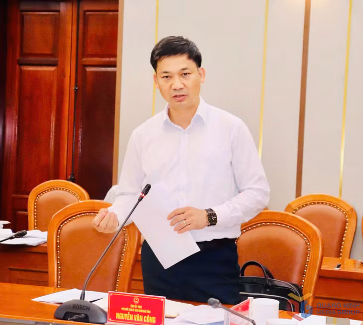 Đồng chí Nguyễn Văn Công, Phó Chủ tịch UBND tỉnh, phát biểu tại cuộc họp.