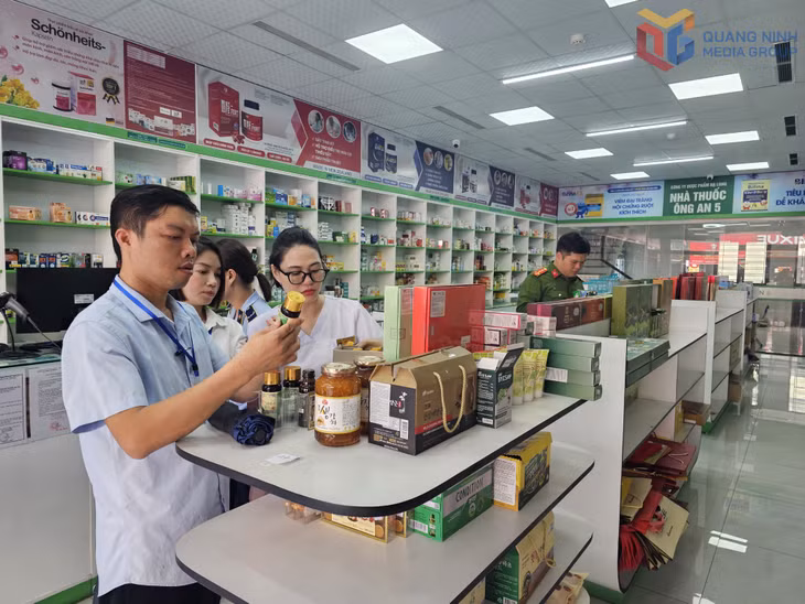 Cơ quan chức năng kiểm tra hoạt động kinh doanh tại một nhà thuốc trên địa bàn phường Bãi Cháy.