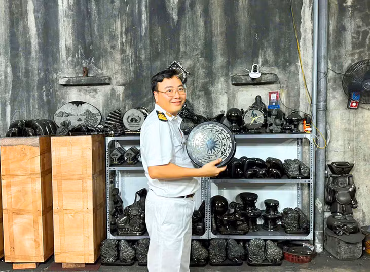 Du khách tàu biển tham quan và mua sản phẩm mỹ nghệ than đá ở xưởng chế tác than đá Quyết Bình.