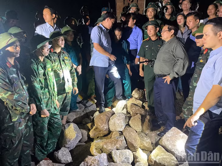 Thủ tướng Chính phủ Phạm Minh Chính đi thị sát, kiểm tra công tác xử lý sự cố sạt lở đê biển Hải Thịnh III do ảnh hưởng của bão số 10 ở xã Hải Thịnh, tỉnh Ninh Bình. (Ảnh: TRẦN HẢI)