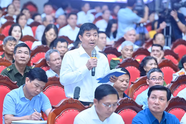 Cử tri thành phố Hà Nội phát biểu ý kiến, kiến nghị với các đại biểu Quốc hội. (Ảnh: ĐĂNG KHOA)