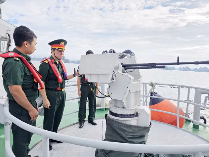 Đại tá Phạm Hoài Anh, Phó cục trưởng cục đo lường chất lượng BTTM kiểm tra tàu chiến đấu Hải đội Biên phòng 2.
