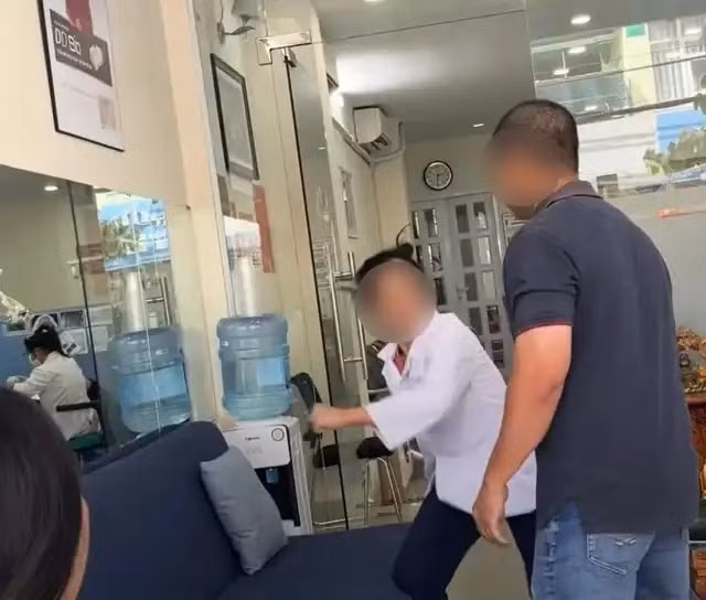Hình ảnh trong video người bệnh tố nha sĩ hành hung khách hàng. Ảnh: Chụp từ video người dân cung cấp