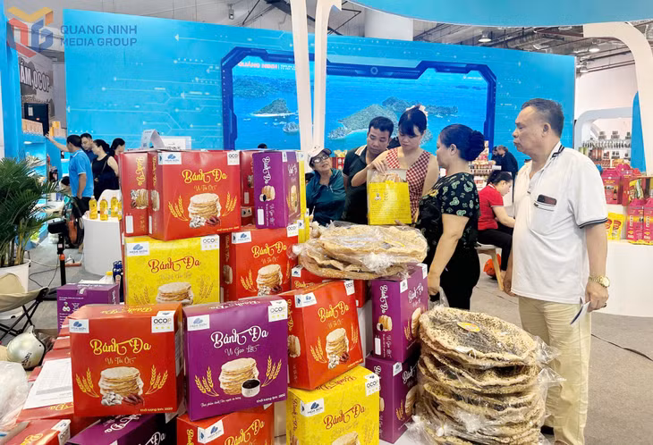 Người dân mua sắm tại gian hàng giới thiệu sản phẩm OCOP.