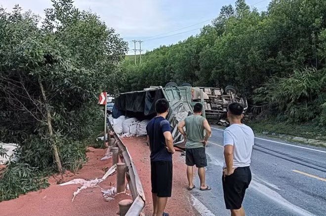 Xe container lật nghiêng tại Quốc lộ 12A khiến giao thông bị ách tắc. Ảnh: Văn Hiếu