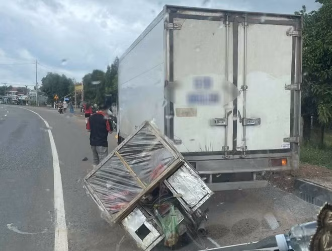 Hiện trường vụ tai nạn khiến người đàn ông đi bán bánh mì tử vong. Ảnh: Bạn đọc cung cấp