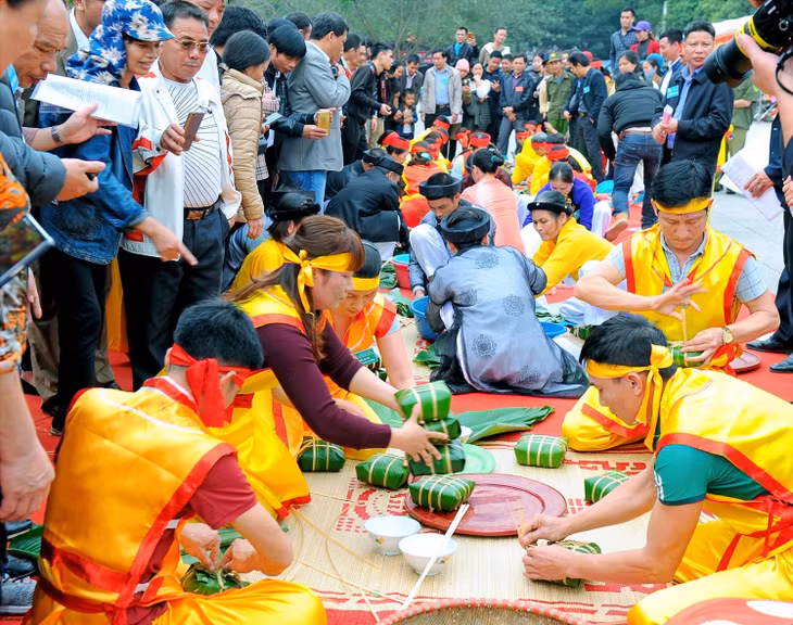 Phần hội luôn thu hút đông đảo sự tham gia của người dân và du khách. Ảnh THÀNH CHUNG