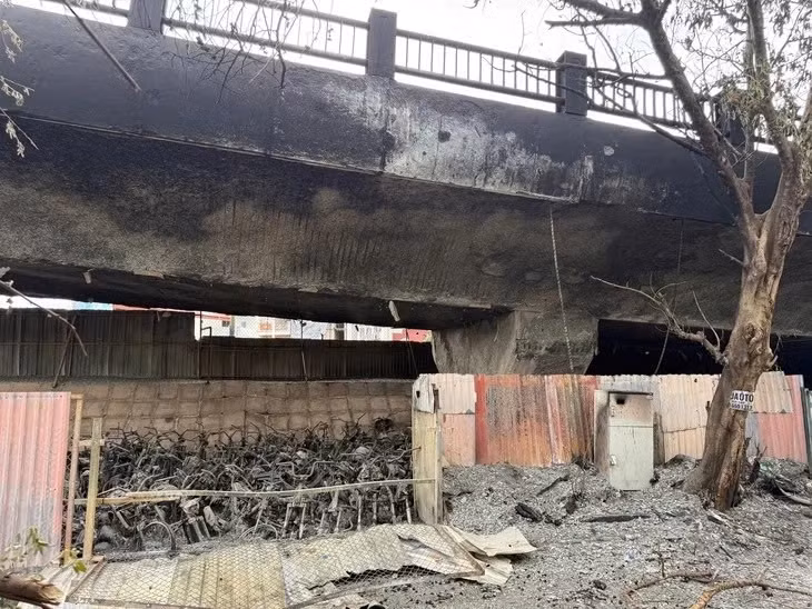 Hàng trăm xe máy cháy rụi, trụ cầu Vĩnh Tuy ám khói đen, nhiều mảng bê tông bong tróc - Ảnh: THIÊN KHÔI
