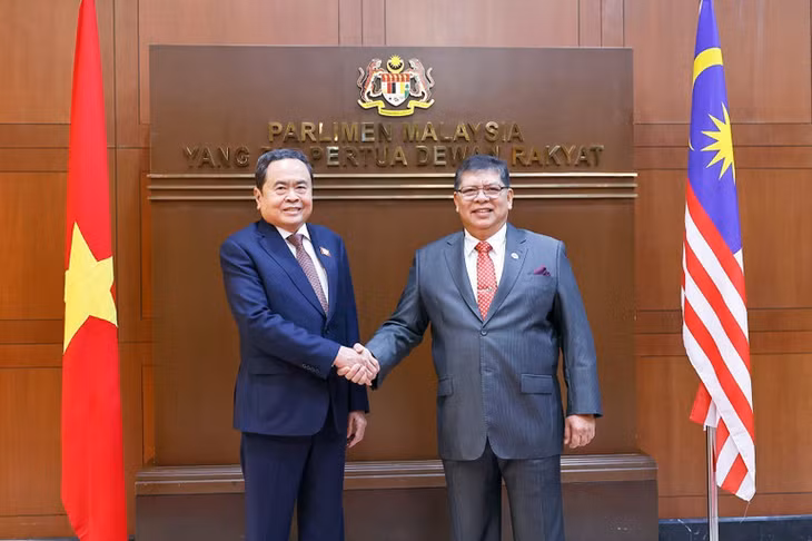 Chủ tịch Hạ viện Malaysia TanSri Dato' Johari bin Abdul đón Chủ tịch Quốc hội Trần Thanh Mẫn. (Ảnh: DOÃN TẤN/ TTXVN)