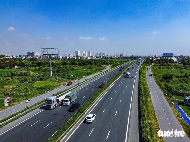 Đại đa số ô tô chấp hành theo phương án phân làn mới trên cao tốc Pháp Vân - Cầu Giẽ - Ảnh: HỒNG QUANG
