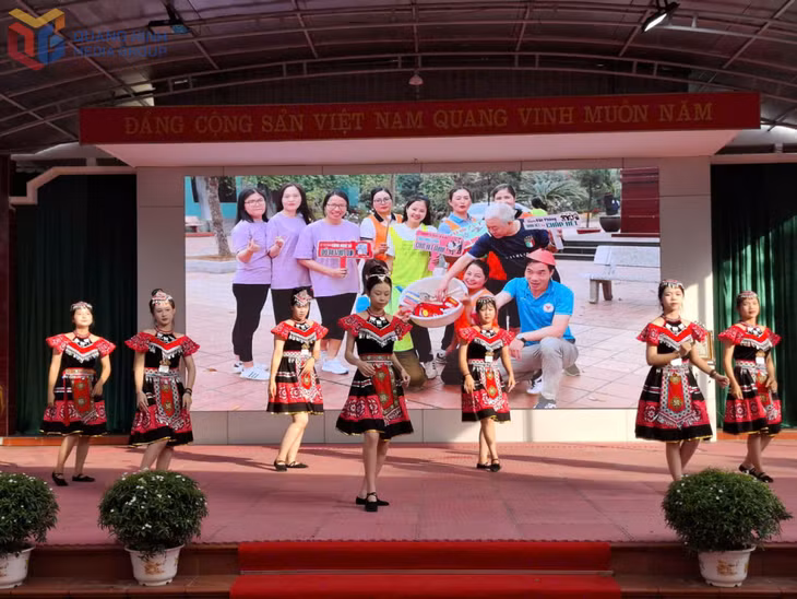 Học sinh Trường THPT Nguyễn Bình (phường Đông Triều) biểu diễn các tiết mục văn nghệ, tạo không khí phấn khởi, vui tươi trong ngày đầu tiên của năm học mới. Ảnh: Nguyễn Dung