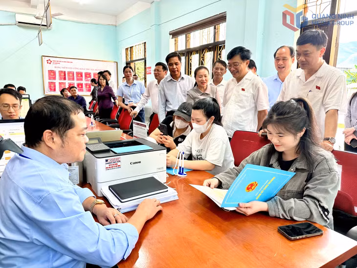 Đồng chí Vũ Hồng Thanh, Ủy viên Trung ương Đảng, Phó Chủ tịch Quốc hội và Đoàn công tác của Ủy ban Thường vụ Quốc hội kiểm tra tại Trung tâm Phục vụ Hành chính công xã Hoành Mô.