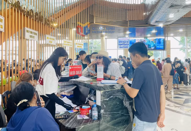 Khách du lịch làm thủ tục qua cảng quốc tế Ao Tiên (Đặc khu Vân Đồn).