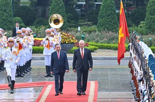 Tổng Bí thư Tô Lâm và Bí thư thứ nhất, Chủ tịch nước Cuba Miguel Díaz-Canel Bermúdez duyệt đội danh dự quân đội nhân dân Việt Nam. Ảnh: Hải Nguyễn