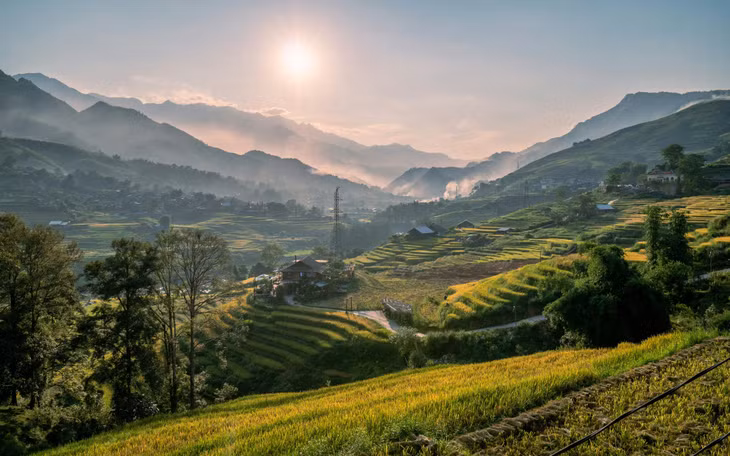 Sa Pa nổi tiếng với những thửa ruộng bậc thang tuyệt đẹp và các bản làng dân tộc đậm nét văn hóa đặc trưng. (Ảnh: Unsplash-Denis Sobnako)