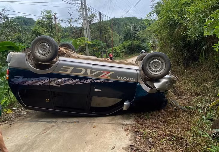 Sau sự cố, chiếc ôtô lật ngửa, chiếm phần lớn đường bê tông. Ảnh: Văn Kiên