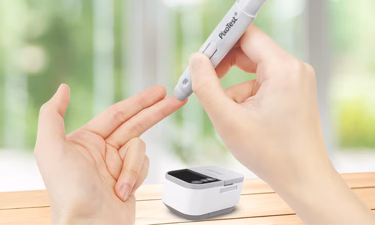 Ngày càng có nhiều người bệnh áp dụng các biện pháp theo dõi chỉ số thường xuyên hơn bằng các loại máy đo mỡ máu tại nhà